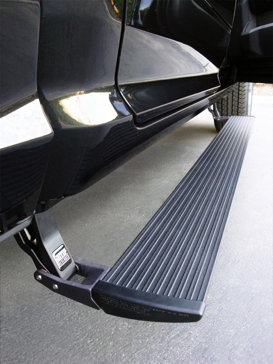 ~(58.8 lbs. 81X12X7)~ PowerStep - Plug-N-Play Black Plug N Play System - includes OEM style illumination <<HD MODELS Factory Air Ride Suspension Requires Air Tank Relocation Kit>> Purchase Kit before installation.